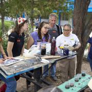 Servicios Educativos del Estado de Chihuahua (SEECH), a través de las Secundarias Técnicas, refuerza la formación académica, las habilidades técnicas y la enseñanza por proyectos de las y los adolescentes, brindando atención a 58 mil 526 estudiantes en 95 planteles.