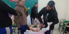 Con el objetivo de concientizar a las y los alumnos sobre los desafíos de la paternidad adolescente, la Escuela Secundaria Federal ES-65, del municipio de La Cruz, implementó el proyecto interdisciplinario “Niños cuidando niños”.