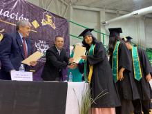 Con la participación de estudiantes de las escuelas Leona Vicario, Tarahumara, Independencia y Progreso, se llevó a cabo la ceremonia de graduación de la Generación 2022-2025 de los cuatro planteles de Telesecundarias Federales que operan en Ciudad Juárez.