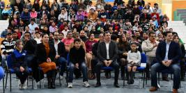 Alrededor de mil 700 estudiantes de 85 escuelas de Educación Básica del municipio de Delicias recibieron por parte de la Secretaría de Educación y Deporte, la entrega de gratuita de anteojos, lo que mejorará su calidad de vida e impactará de manera positiva en su desempeño académico.