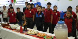 Con la participación de 425 alumnas y alumnos de la escuela Primaria Federico de la Vega en Ciudad Juárez, se llevó a cabo la II Muestra Gastronómica “Sabor a México”, organizada por directivos, docentes, madres y padres de familia, con la intención de fortalecer entre los estudiantes los conocimientos de las diversas regiones de nuestro país.