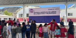 Con el propósito de garantizar el derecho a una educación pertinente y de calidad, Servicios Educativos del Estado de Chihuahua (SEECH) y el Fondo de las Naciones Unidas para la Infancia (Unicef), entregaron 4 mil libros del Programa de Literacidad y Bilingüismo en la comunidad de Tehuerichi, municipio de Carichí.