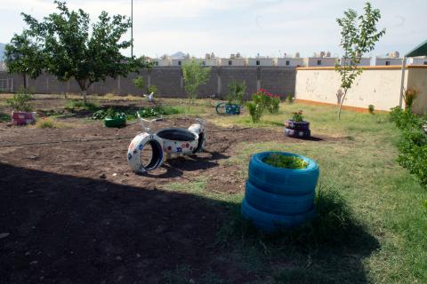 convierten llantas en macetas y bancas para su patio