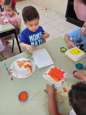 Estimulación sensorial con experimentación de colores, luces, música y matrogimnasia entre las actividades realizadas