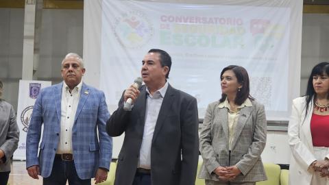 Con el propósito de abrir espacios de diálogo y reflexión para identificar, prevenir y atender situaciones de riesgo en los contextos escolares y comunitarios, la Secretaría de Educación y Deporte (SEyD) llevó a cabo un conversatorio de seguridad escolar dirigido a personal de Educación Básica de los subsistemas estatal y federalizado.