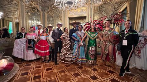 Nos representan en Italia con danza folklórica