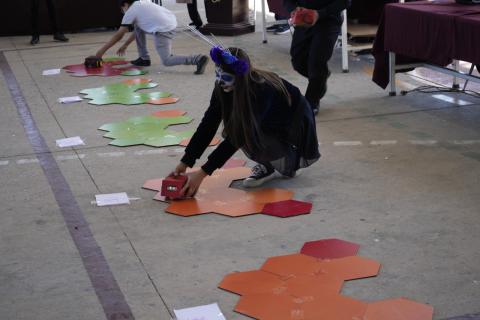 Un total de 414 estudiantes de la Escuela Secundaria Técnica No. 64 se beneficiaron con el proyecto “Robótica para Jóvenes de Secundaria”, implementado por Servicios Educativos del Estado de Chihuahua (SEECH), en coordinación con Fondo Unido Chihuahua, el Instituto Promotor para la Educación y Mech Robotix.