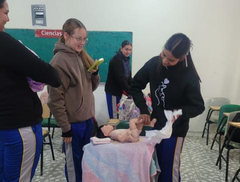 Con el objetivo de concientizar a las y los alumnos sobre los desafíos de la paternidad adolescente, la Escuela Secundaria Federal ES-65, del municipio de La Cruz, implementó el proyecto interdisciplinario “Niños cuidando niños”.