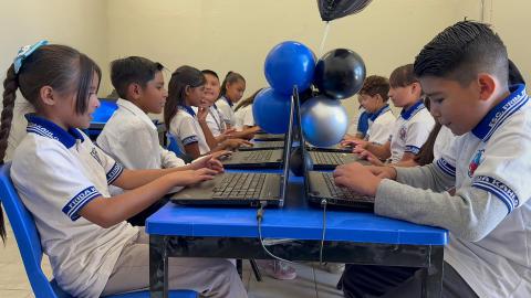 Servicios Educativos del Estado de Chihuahua (SEECH), realizó la inauguración del aula de medios de la Escuela Primaria Frida Kahlo, ubicada en la colonia Praderas del Sur, con lo que se beneficiará a 414 alumnas y alumnos mediante el acceso a herramientas tecnológicas.