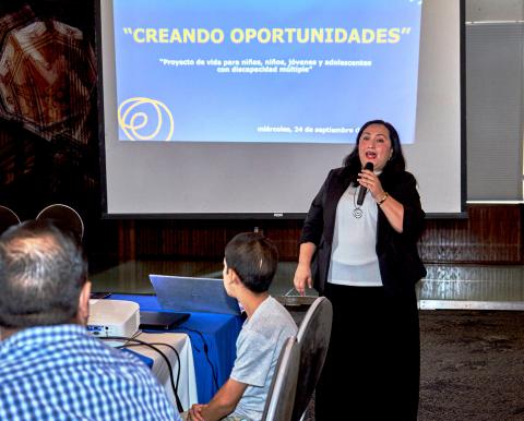 Como parte del Programa de Fortalecimiento de los Servicios de Educación Especial (PSFEE), docentes de diferentes Centros de Atención Múltiple (CAM), así como madres y padres de familia, recibieron una capacitación sobre realización de planes de vida para alumnos con multidiscapacidad.