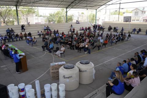 La Secretaría de Educación y Deporte (SEyD), junto con Servicios Educativos del Estado de Chihuahua (SEECH), entregó materiales para el mantenimiento de las escuelas, además de útiles escolares y juegos infantiles para planteles de Educación Básica en Ciudad Juárez.