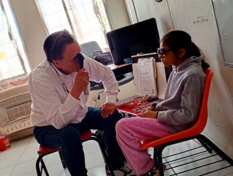 La Secretaría de Educación y Deporte, a través de Servicios Educativos del Estado de Chihuahua (Seech), entregó 10 mil 250 lentes gratuitos a estudiantes de educación básica durante el ciclo escolar 2024 – 2025, en 13 municipios del estado.