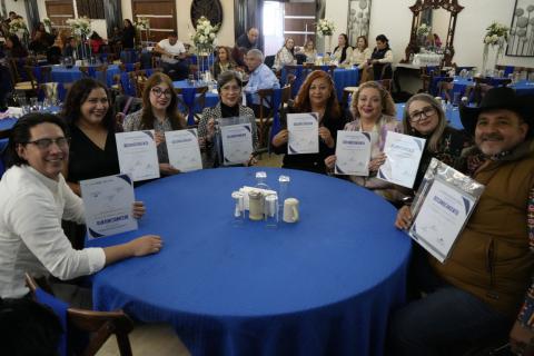 Autoridades educativas y representantes sindicales, entregaron estímulos económicos y reconocimientos a 313 trabajadores que forman parte del Personal de Apoyo y Asistencia a la Educación (PAAE) del subsistema federalizado, por sus 10, 15, 20, 25, 30, 35 y 40 años de servicio a la educación.