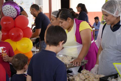 Con el propósito de fomentar buenos hábitos alimenticios en la comunidad escolar, estudiantes de ambos turnos de las escuelas primarias América y Adolfo López Mateos de Ciudad Juárez, participaron en la Feria de la Salud 2025.