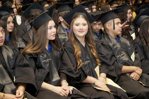 Un total de 214 estudiantes de la Secundaria Técnica No.2 concluyeron su Educación Básica, en una ceremonia donde estuvieron acompañados por sus familias, así como autoridades educativas.