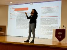 La socióloga e investigadora de talla nacional Karina Ochoa, ofreció un espacio de diálogo crítico con estudiantes y docentes del Centro de Investigación y Docencia (CID) sobre las estructuras coloniales que permean las sociedades contemporáneas