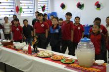 Con la participación de 425 alumnas y alumnos de la escuela Primaria Federico de la Vega en Ciudad Juárez, se llevó a cabo la II Muestra Gastronómica “Sabor a México”, organizada por directivos, docentes, madres y padres de familia, con la intención de fortalecer entre los estudiantes los conocimientos de las diversas regiones de nuestro país.