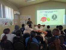 Las y los alumnos de Secundaria Federal No. 65, del municipio de La Cruz, realizaron la feria de salud con el tema ‘’Comer bien, vivir 100’’, organizado por el personal de la institución, para reforzar los conocimientos sobre una alimentación consciente en su vida diaria.  