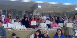 Un grupo de 20 estudiantes del Centro de Atención Múltiple (CAM) No. 5 de Hidalgo del Parral concluyó el taller de Panadería Saludable, una iniciativa orientada a fortalecer la inclusión laboral y capacitar a jóvenes con necesidades educativas especiales en la elaboración de productos de repostería y panificación.
