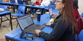 Con el propósito de fortalecer las competencias digitales del personal en las escuelas, Servicios Educativos del Estado de Chihuahua (SEECH), a través de la Coordinación Estatal de Tecnología Educativa (CETE), capacitó durante el ciclo 2025-2026 a mil 880 docentes de 436 escuelas en herramientas tecnológicas.