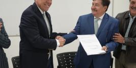 Jorge Antonio Martínez Quezada recibió su nombramiento como subdirector de Servicios Regionales de los Servicios Educativos del Estado de Chihuahua (SEECH) en la Zona Norte, de manos del subsecretario de Educación en la región, Roberto Anaya Moreno, y del director de Servicios Regionales, Gerardo Soto Chavarría.