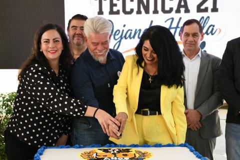 Entre abrazos, música y muestras de cariño, la Secundaria Técnica No. 21 a través de una ceremonia protocolaria conmemoró cinco décadas de formar generaciones en la región de Meoqui.