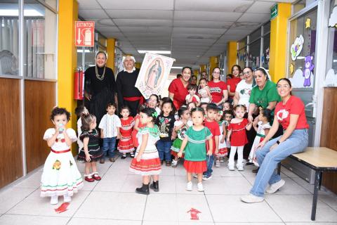 Como parte de los festejos por el aniversario de la Independencia de México, el personal del Centro de Atención Infantil No. 5, organizó una dramatización de la gesta heroica, en la que participaron las niñas y niños, así como sus docentes.
