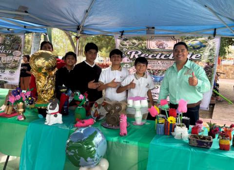Con la participación de 159 estudiantes de la Escuela Secundaria Federal No. 43, se llevó a cabo la Feria Ambiental 2026 bajo el lema “Cuidemos hoy y aseguremos mañana”, teniendo como escenario la plaza principal de esta localidad.