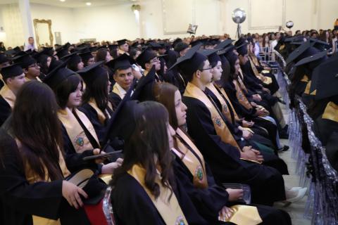 Un total de 153 estudiantes de seis grupos de la Escuela Secundaria Federal No. 5, integrantes de la Generación 2023-2026, culminaron sus estudios en una ceremonia de graduación encabezada por el subsecretario de Educación en la Zona Norte, Roberto Anaya Moreno.