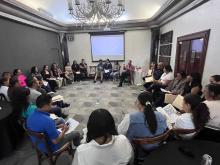 Con el objetivo de brindar herramientas clave para la crianza y el bienestar emocional, la Secretaría de Educación y Deporte (SEyD), a través del Programa de Fortalecimiento de los Servicios de Educación Especial (PFSEE), impartió el taller “Mientras te cuido, me cuido” a 101 madres y padres de familia de estudiantes con aptitudes sobresalientes de escuelas de Ciudad Juárez.