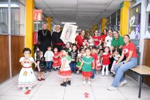 Como parte de los festejos por el aniversario de la Independencia de México, el personal del Centro de Atención Infantil No. 5, organizó una dramatización de la gesta heroica, en la que participaron las niñas y niños, así como sus docentes.