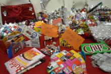 Estudiantes de la Primaria Federal Sentimientos de la Nación en Ciudad Juárez, llevaron a cabo una exposición de artículos realizados con material reciclado, con la finalidad de sensibilizar a la comunidad sobre el impacto positivo del reciclaje creativo.